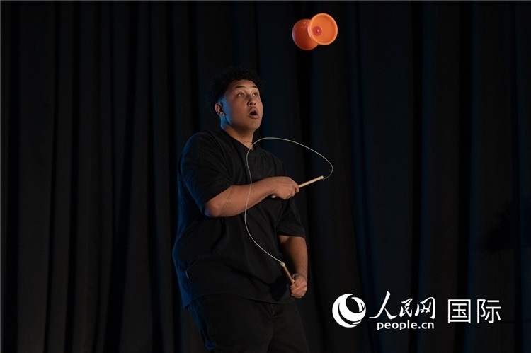 參賽選手表演的抖空竹如行云流水。人民日?qǐng)?bào)非洲中心分社 希拉茲·莫林?jǐn)z