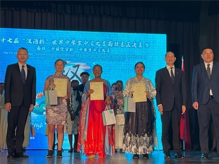 李旭東教育參贊（左一）與赴華參賽選手等合影留念。（圖片來(lái)源：孔子課堂）