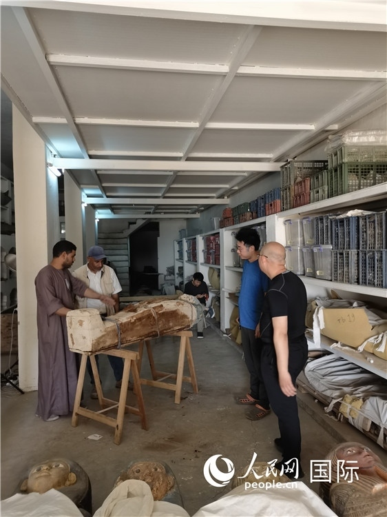 圖為中埃薩卡拉新出土文物數(shù)字化調(diào)查與研究項目團隊在工作現(xiàn)場。