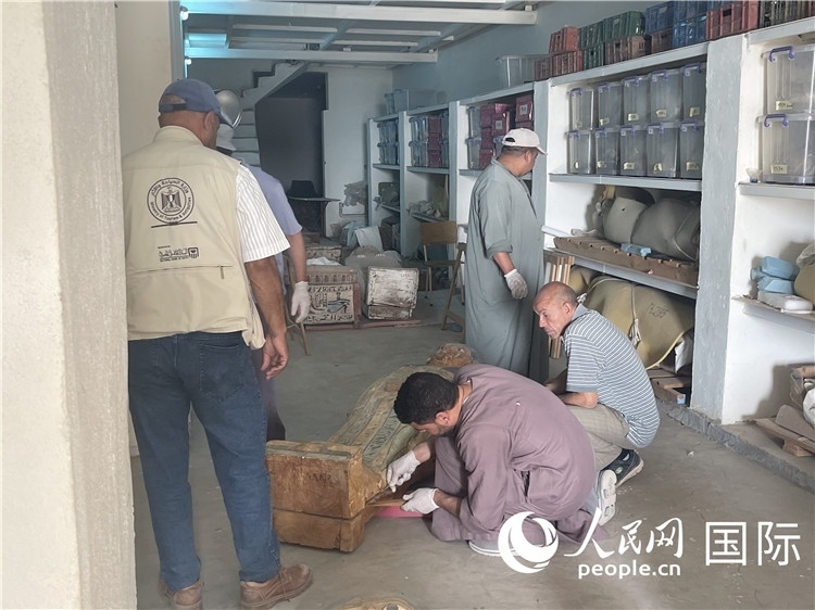 圖為中埃薩卡拉新出土文物數(shù)字化調(diào)查與研究項目團隊在工作現(xiàn)場。薛江攝