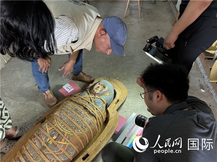 圖為中埃薩卡拉新出土文物數(shù)字化調(diào)查與研究項目團隊在工作現(xiàn)場。薛江攝