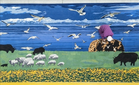 在青海省西寧市圣源地毯集團(tuán)有限公司生產(chǎn)車間，操作工檢查毯面、拔花刺（2023年2月4日攝）。新華社記者 才揚(yáng) 攝