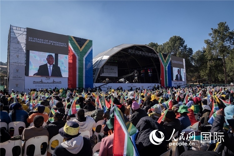 南非民眾觀看拉馬福薩總統(tǒng)就職演說。 人民日報非洲中心分社 希拉茲·莫林?jǐn)z