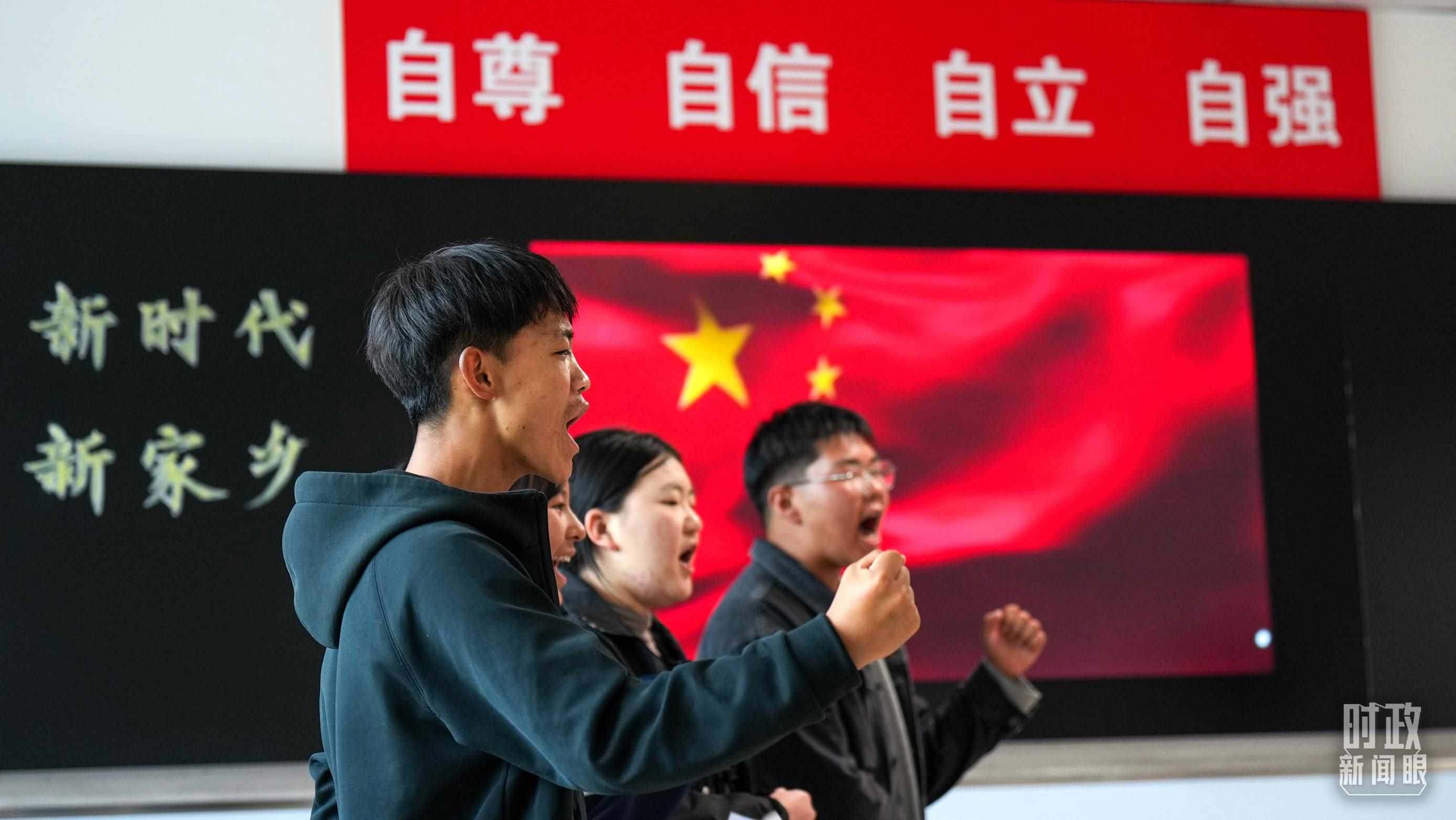 △果洛西寧民族中學(xué)高一（1）班的“新時(shí)代、新家鄉(xiāng)”主題思政課。（總臺(tái)央視記者許永松、國(guó)廣記者李晉拍攝）