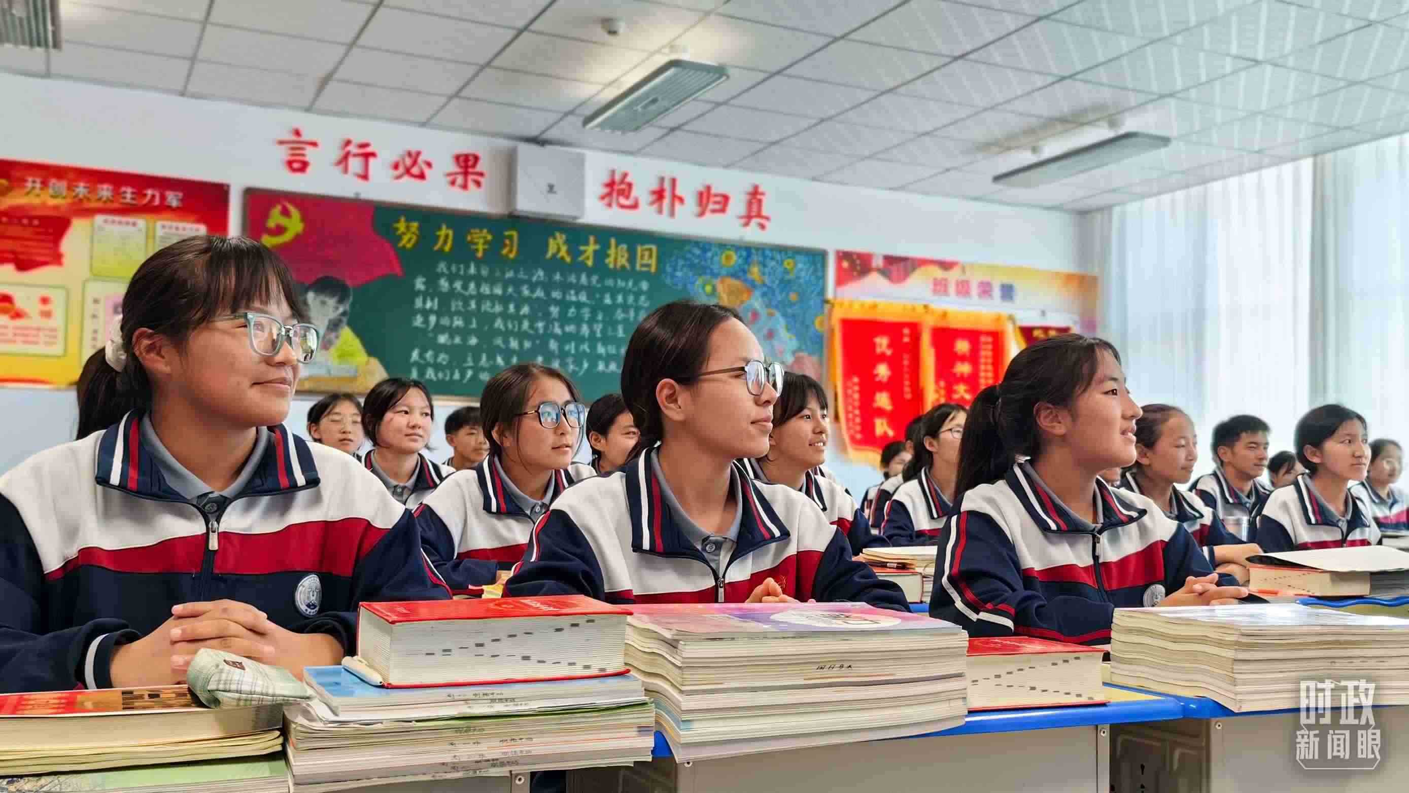 △果洛西寧民族中學(xué)高一（1）班的“新時(shí)代、新家鄉(xiāng)”主題思政課。（總臺(tái)央視記者段德文拍攝）