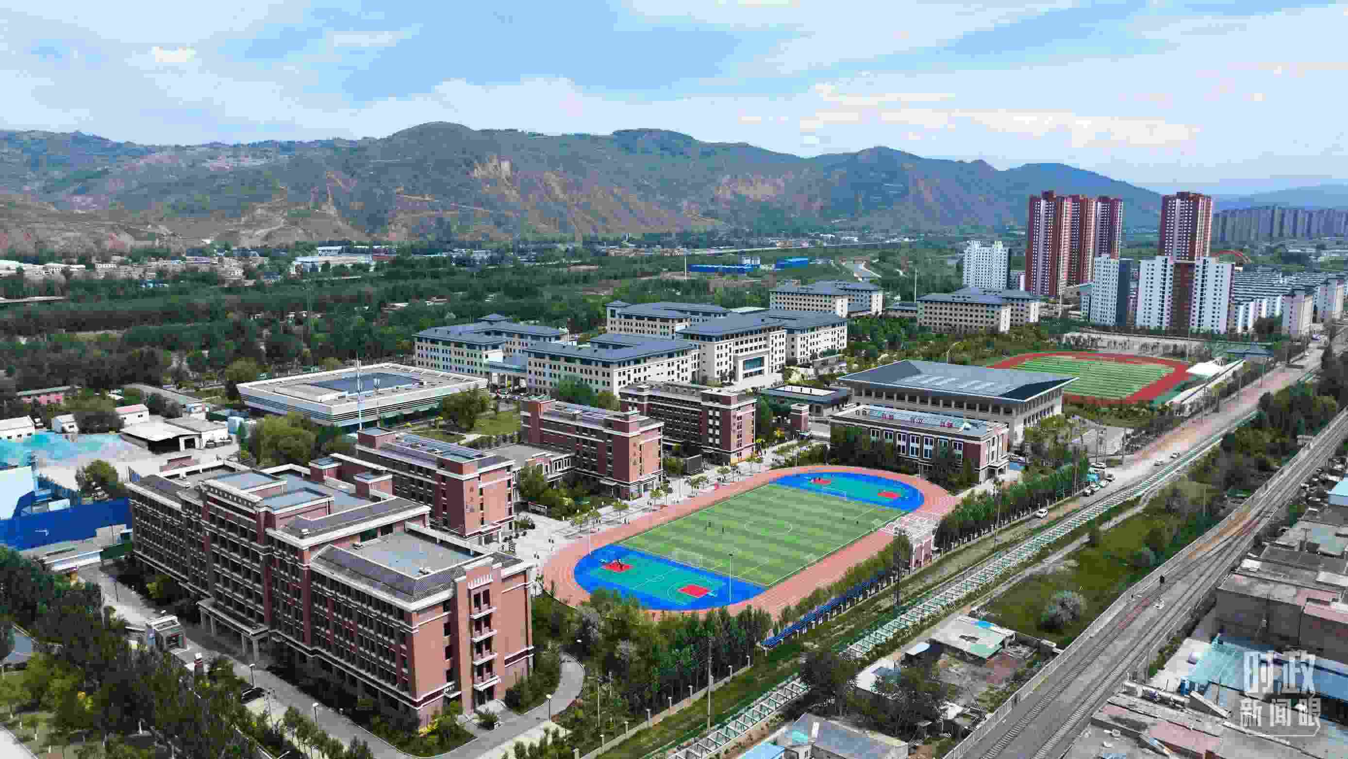 △果洛西寧民族中學(xué)。（總臺(tái)記者閆懋鵬拍攝）