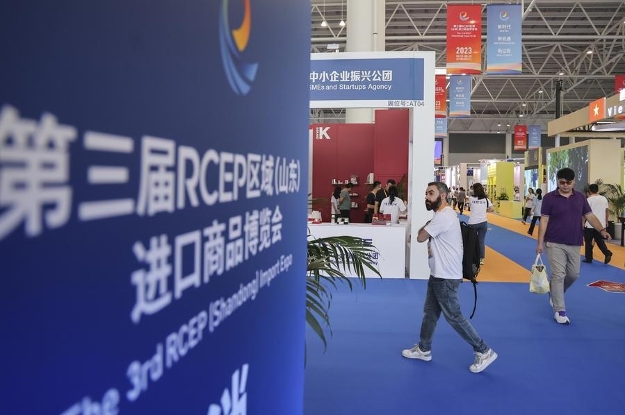2023年8月18日，人們?cè)诘谌龑肦CEP區(qū)域（山東）進(jìn)口商品博覽會(huì)上參觀。新華社發(fā)（許傳寶 攝）