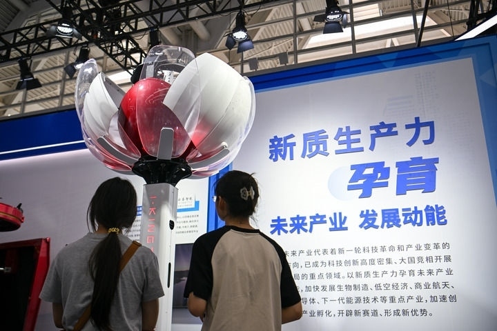 6月20日，與會者參觀天津云圣智能科技有限責任公司展區(qū)展出的“圣·寶蓮燈”全自主無人機巡檢系統(tǒng)。新華社記者 孫凡越 攝