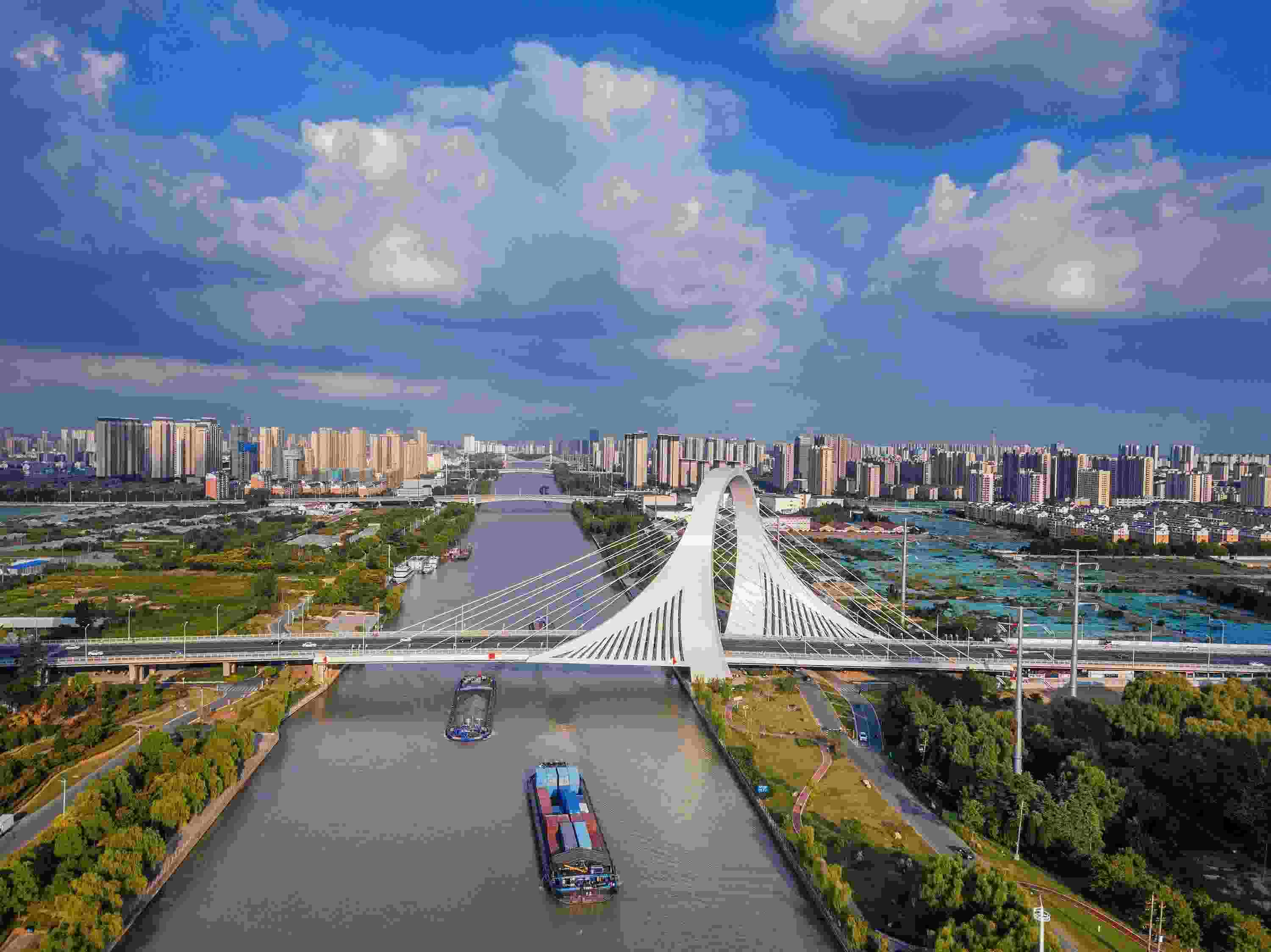 2022年9月12日，幾艘船舶行駛在江蘇淮安運河大橋附近。