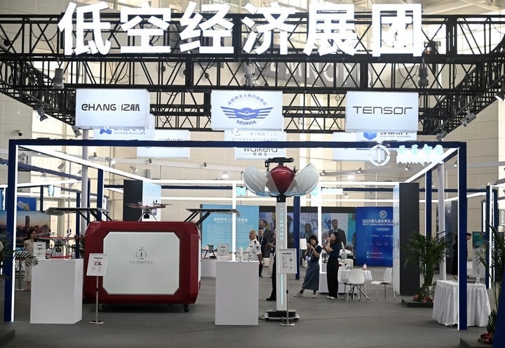 6月20日，參觀者在博覽會低空經(jīng)濟展團參觀。新華社記者 趙子碩 攝