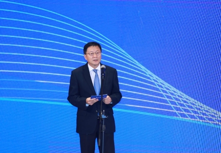 中國網(wǎng)總編輯王曉輝主持論壇。中國外文局供圖