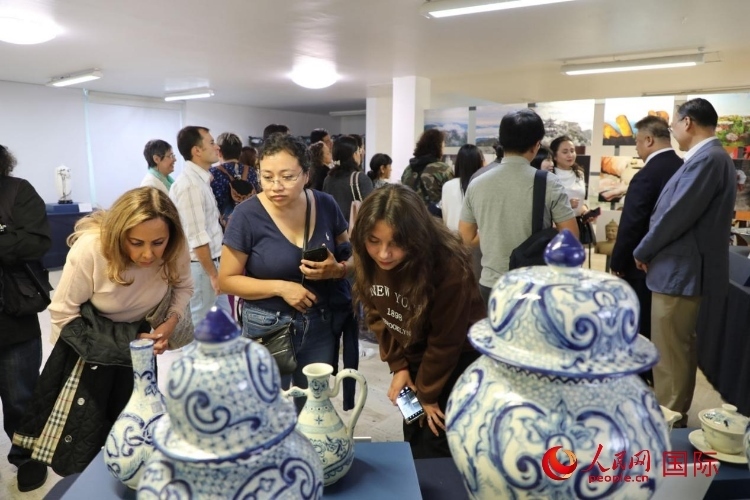 在展覽現(xiàn)場(chǎng)，觀眾們駐足欣賞德化瓷和墨西哥彩瓷。人民網(wǎng) 埃內(nèi)斯托·多明戈斯攝