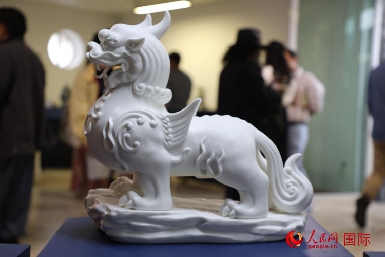 展覽現(xiàn)場(chǎng)的德化白瓷。人民網(wǎng) 埃內(nèi)斯托·多明戈斯攝