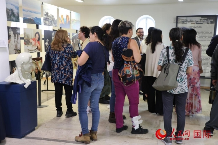 在展覽現(xiàn)場(chǎng)，觀眾們駐足欣賞德化白瓷和墨西哥彩瓷。人民網(wǎng) 埃內(nèi)斯托·多明戈斯攝