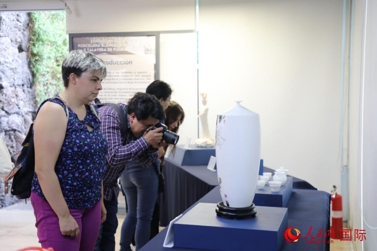 在展覽現(xiàn)場(chǎng)，觀眾們駐足欣賞德化白瓷和墨西哥彩瓷。人民網(wǎng) 埃內(nèi)斯托·多明戈斯攝