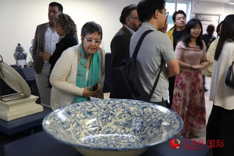 在展覽現(xiàn)場(chǎng)，觀眾們駐足欣賞德化白瓷和墨西哥彩瓷。人民網(wǎng) 埃內(nèi)斯托·多明戈斯攝