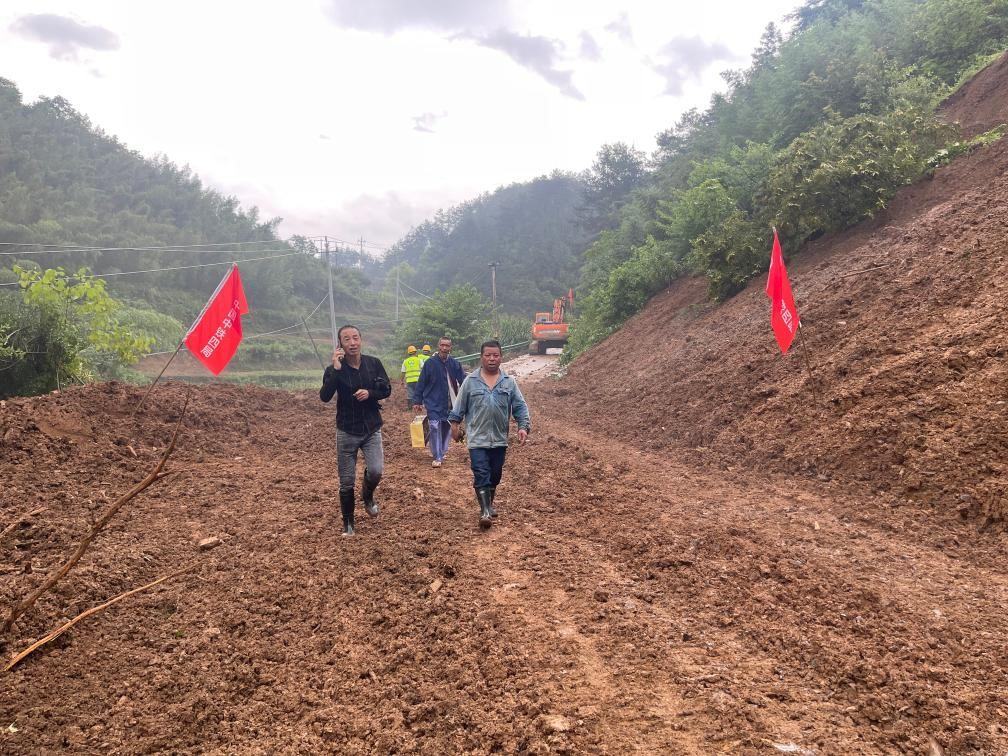 6月22日，木石里008縣道最后一個塌方點(diǎn)搶通。（受訪者供圖）
