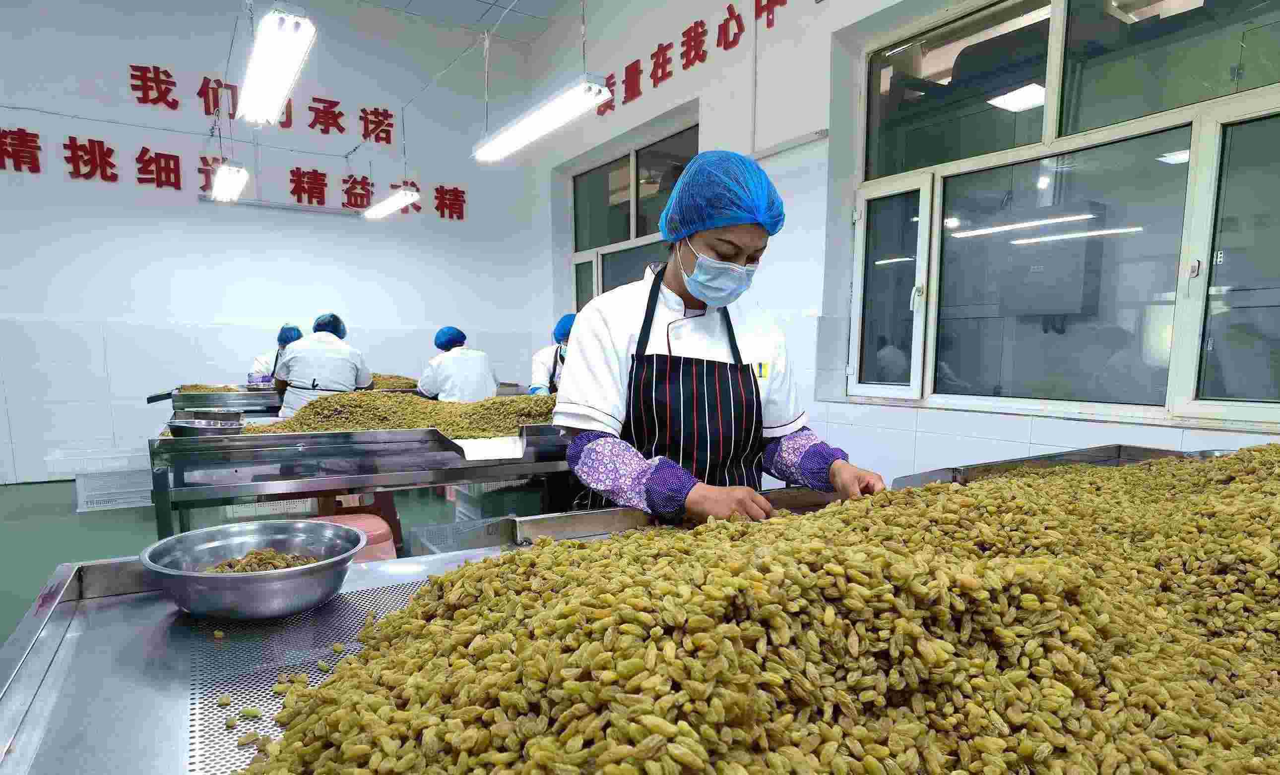 新疆吐魯番市高昌區(qū)亞爾鎮(zhèn)新城西門村，村民們?cè)诜謷咸迅伞? width=