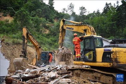 6月23日，救援人員在魚市鎮(zhèn)斗溪村龍?zhí)两M山體滑坡現(xiàn)場開展救援工作。新華社記者 陳振海 攝