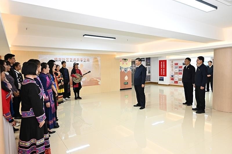 2023年12月14日，習(xí)近平總書(shū)記在廣西南寧市良慶區(qū)蟠龍社區(qū)黨群服務(wù)中心文體活動(dòng)室同社區(qū)居民親切交流。