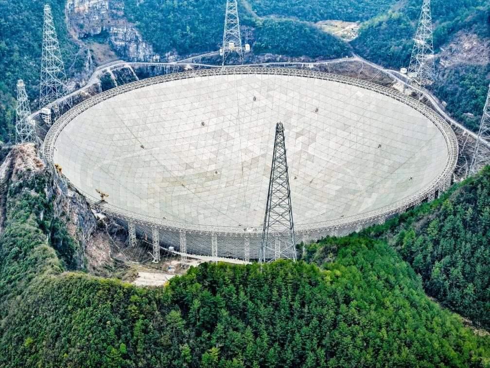 這是2024年2月26日拍攝的位于貴州的“中國天眼”（無人機(jī)全景圖片，維護(hù)保養(yǎng)期間拍攝）。新華社記者 歐東衢 攝