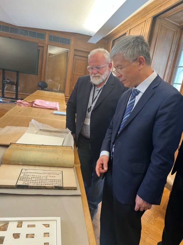 山東大學校長李術才率團訪問法國國家圖書館。山東大學供圖