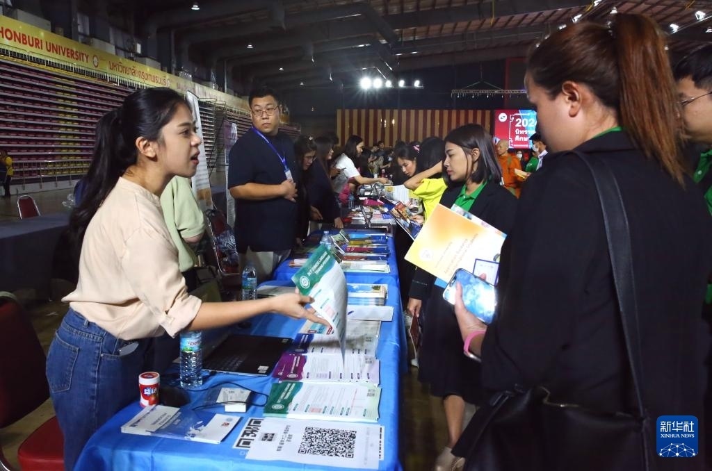 6月22日，在泰國曼谷吞武里大學(xué)舉辦的中國高等教育展上，學(xué)生在中國高校展臺(tái)前了解信息。新華社記者 孫瑋彤 攝