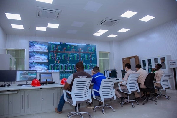 剛果（金）布桑加水電站攔河大壩泄洪。中鐵資源集團(tuán)供圖 