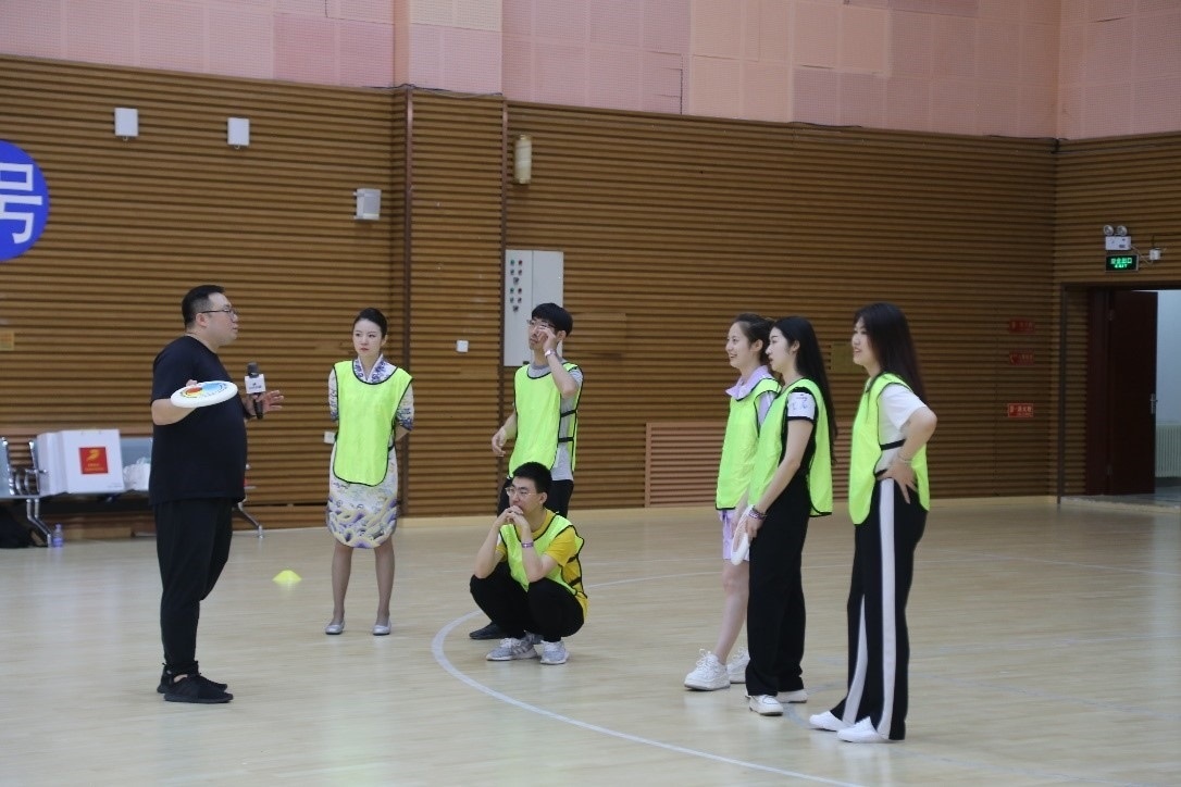 在“友趣體驗(yàn)營(yíng)”上，年輕用戶正在學(xué)習(xí)飛盤運(yùn)動(dòng)技巧。 受訪者供圖