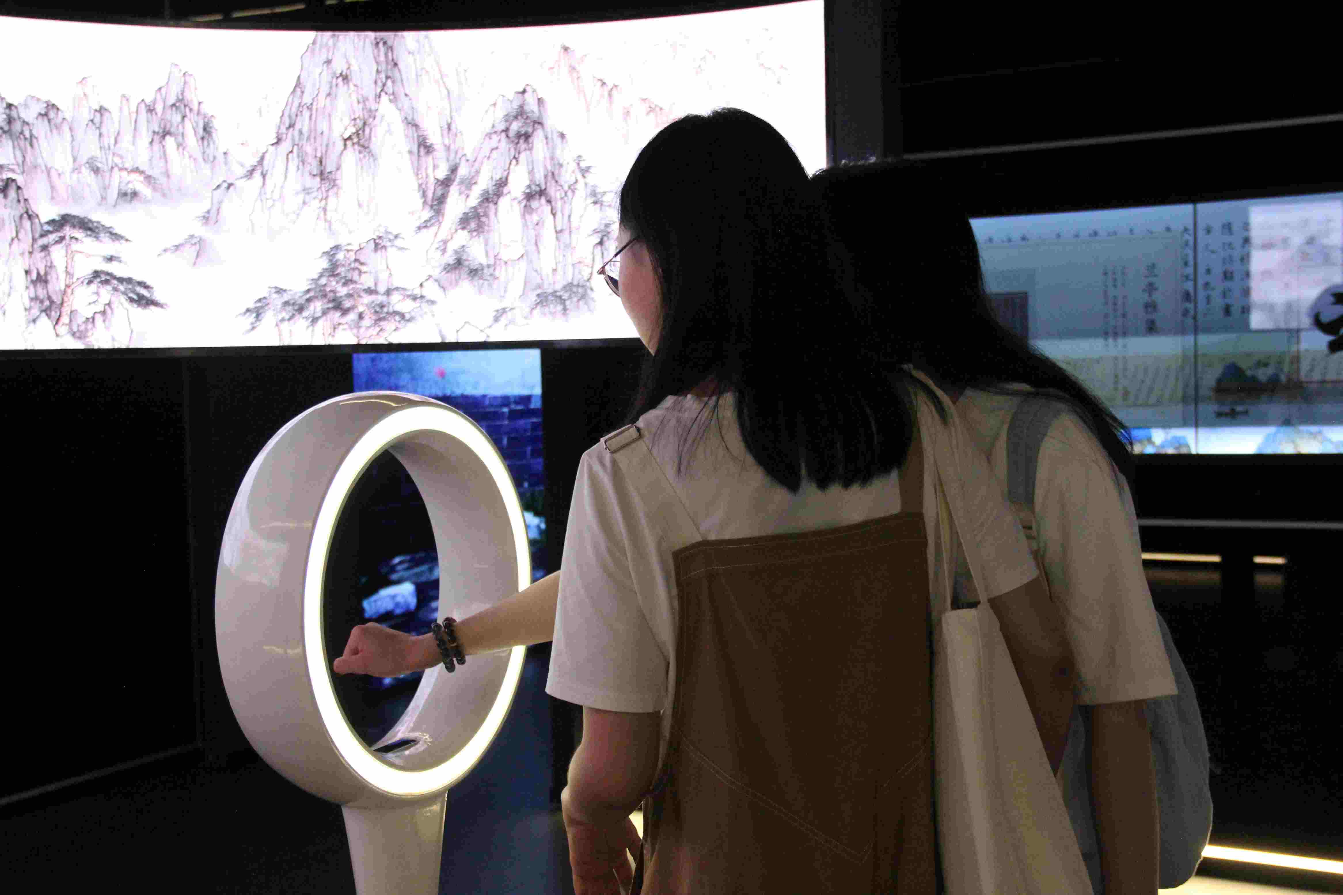 游客在“元啟金陵”南京數(shù)字文化客廳參觀并參與互動(dòng)。受訪者供圖