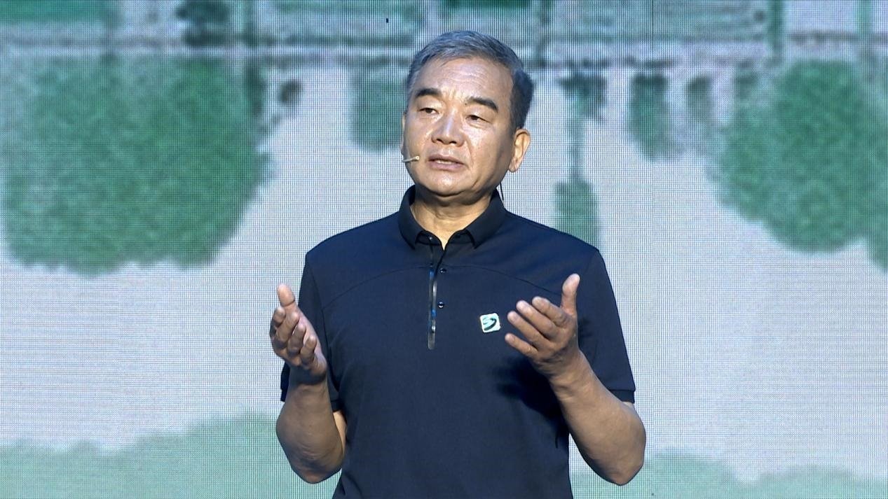 中國博物館協(xié)會理事長劉曙光現(xiàn)場講述。