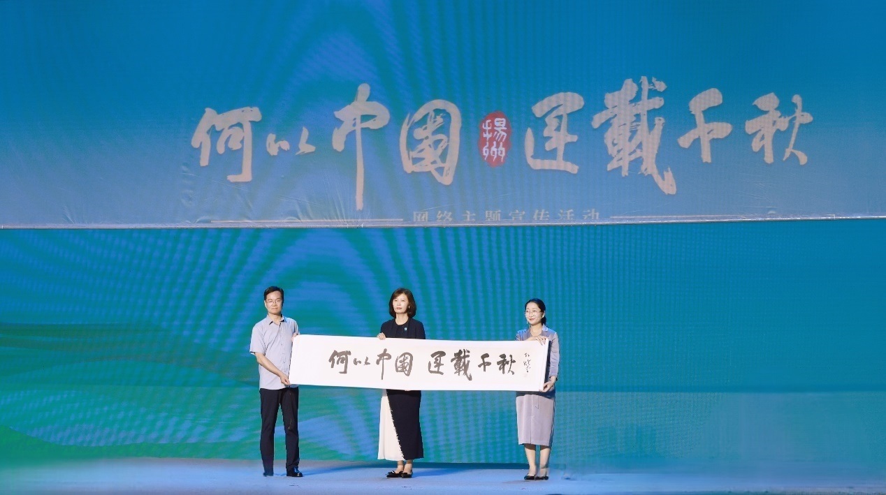 隋唐大運河文化博物館館長曹岳森（左）、揚州中國大運河博物館館長鄭晶（中）、浙東運河博物館負責人張慧（右）共同展卷。