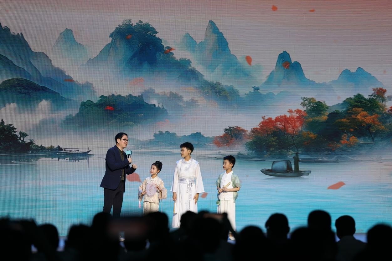 南京師范大學教授酈波（左一）與2024中國詩詞大會選手張可兒（左二）、姜敬曦（右二），揚州市邗江區(qū)實驗學校蔣王小學學生陸俊屹（右一）趣談大運河詩詞文化。