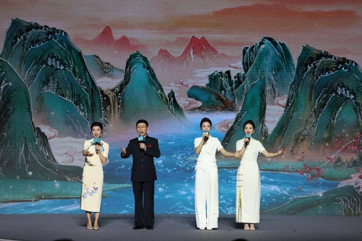 國家一級演員、京劇表演藝術(shù)家王平（左二），國家一級演員、南京藝術(shù)學院教授單雯（左一），浙江小百花越劇團青年演員陳麗君（右二）、何青青（右一）同臺唱響千年運河情。