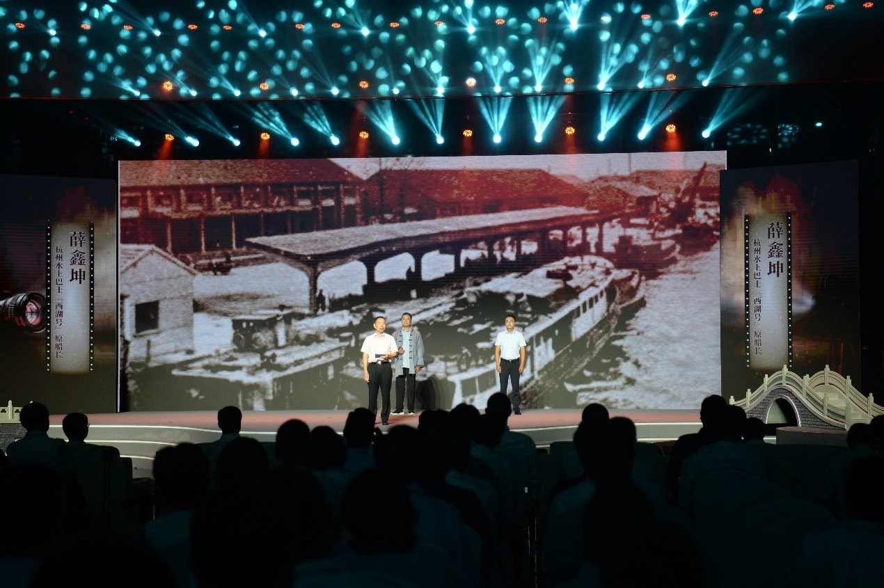 杭州水上巴士“西湖”號原船長薛鑫坤（左）、窯灣古鎮(zhèn)漁民藝術(shù)團團長沈召明（中）、港航潤楊6060貨船主楊杰偉（右）現(xiàn)場講述。