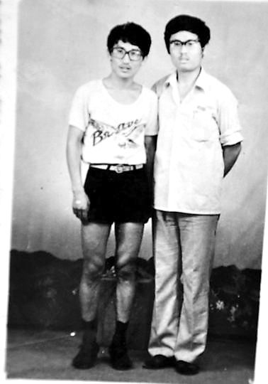 薛其坤（左）與大學(xué)同學(xué)合影。