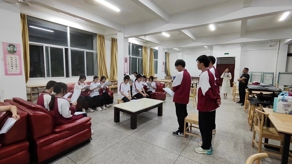 圖②：武平法院法官指導(dǎo)學(xué)生彩排。