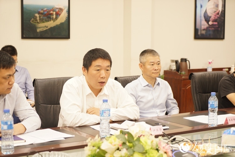 駐尼日利亞使館領(lǐng)僑處主任伊亞奇（中）講話。人民網(wǎng)記者 姜宣攝