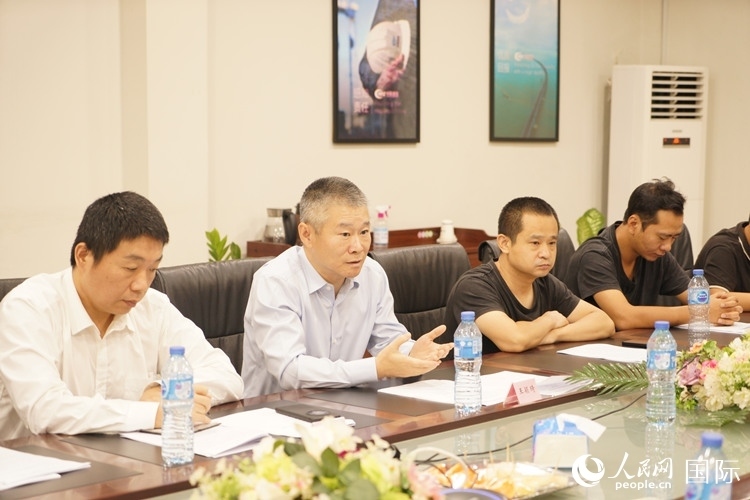 駐尼日利亞使館經(jīng)商處公參王穎琦（左二）講話。人民網(wǎng)記者 姜宣攝