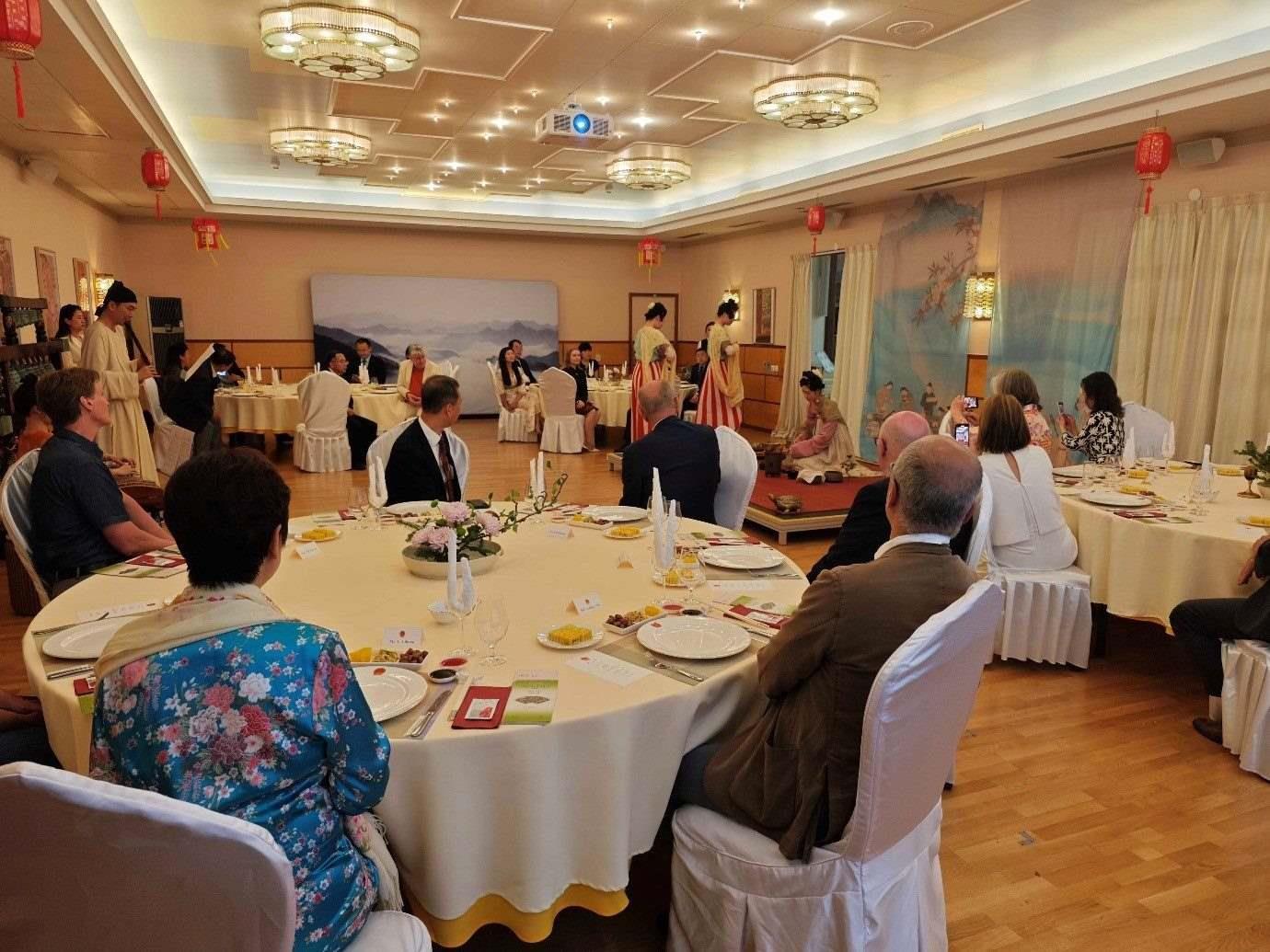 來賓們觀賞茶藝表演和品嘗中華美食。中國駐瑞典大使館供圖