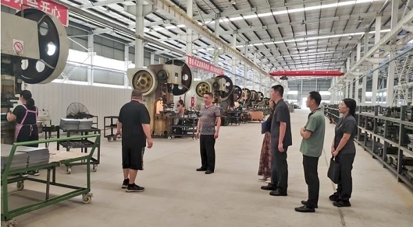 大渡口區(qū)法院法官回訪已盤活的被執(zhí)行企業(yè)。