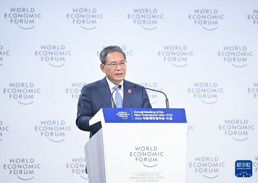6月25日，國(guó)務(wù)院總理李強(qiáng)在大連出席2024年夏季達(dá)沃斯論壇開(kāi)幕式并致辭。新華社記者 李響 攝