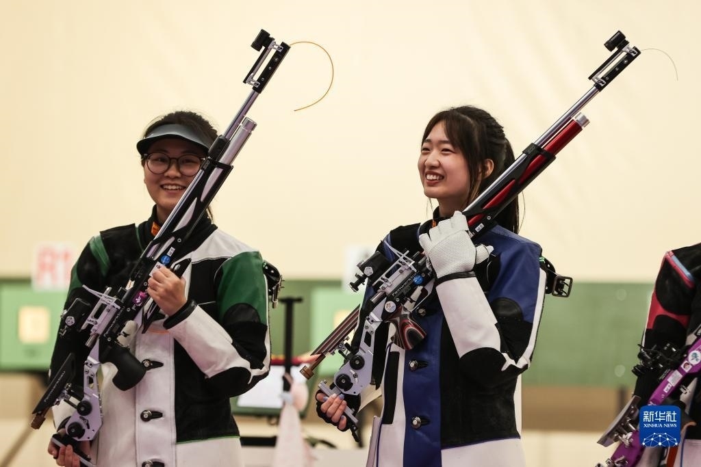 2023年9月24日，在杭州亞運(yùn)會(huì)射擊項(xiàng)目女子10米氣步槍個(gè)人決賽中，中國(guó)選手黃雨婷以252.7環(huán)的成績(jī)獲得冠軍，韓佳予獲得亞軍，印度選手拉米塔獲得季軍。圖為黃雨婷（右）、韓佳予在比賽后。新華社記者 單宇琦 攝