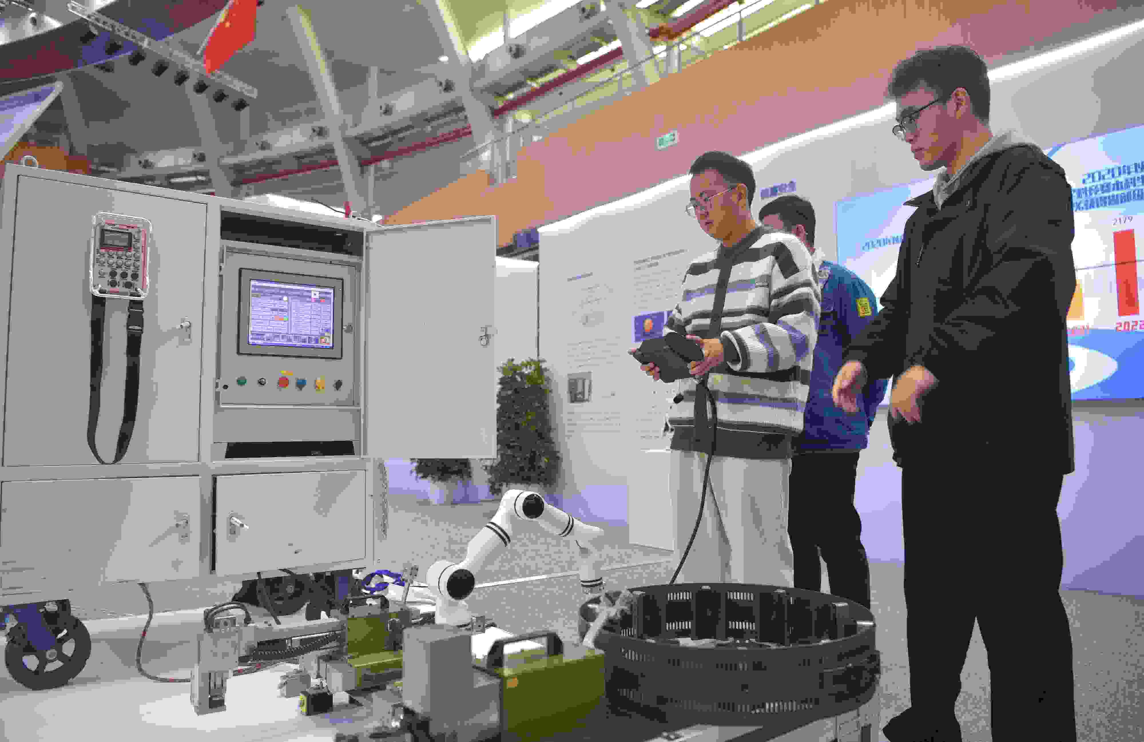 2023年，京南地區(qū)高?？萍汲晒平闀诒本┙ㄖ髮W(xué)大興校區(qū)舉行。圖為高校師生在展示管道全位置焊接機器人系統(tǒng)成果。