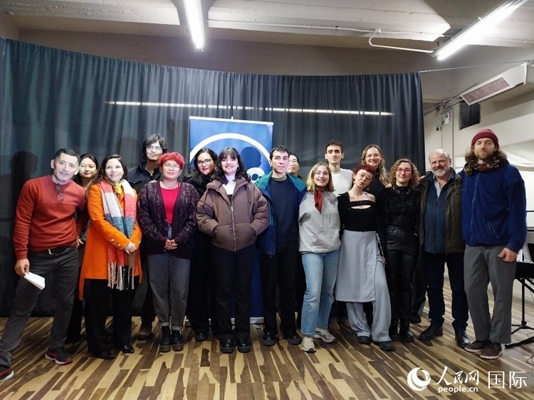 活動(dòng)現(xiàn)場(chǎng)藝術(shù)家合影。人民網(wǎng)記者 許放攝