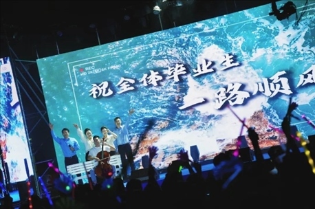 歌曲《祝你一路順風(fēng)》演出現(xiàn)場。供圖：日照職業(yè)技術(shù)學(xué)院