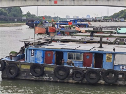 停泊在水上服務(wù)區(qū)的船只。人民網(wǎng)記者 黃鈺攝