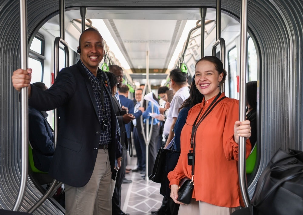 2024年4月22日，拉美和加勒比國(guó)家駐華使節(jié)、機(jī)構(gòu)代表和記者應(yīng)外交部邀請(qǐng)，在襄陽(yáng)騰龍汽車(chē)有限公司參訪。新華社記者 杜子璇 攝