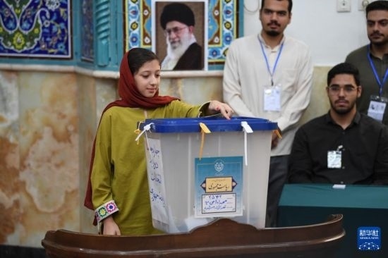 6月28日，伊朗選民在德黑蘭的一處投票站參加總統(tǒng)選舉投票。新華社記者 沙達提 攝