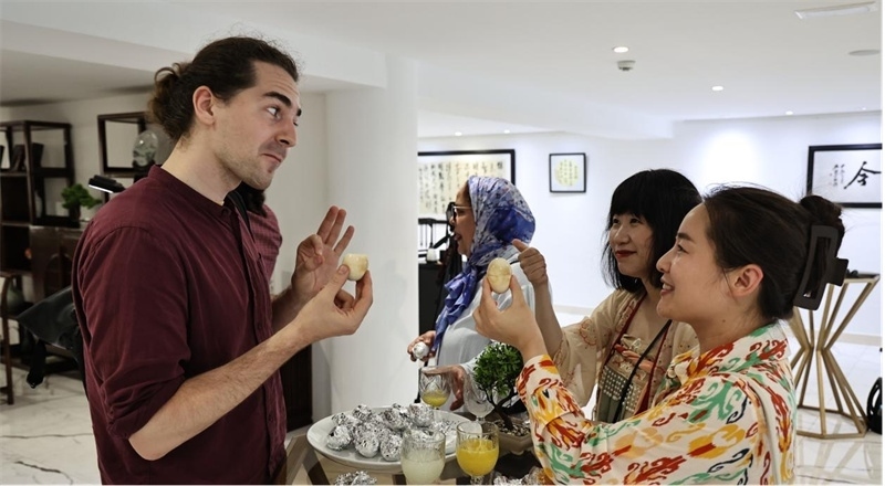 嘉賓品嘗茶葉蛋。拉巴特中國文化中心供圖